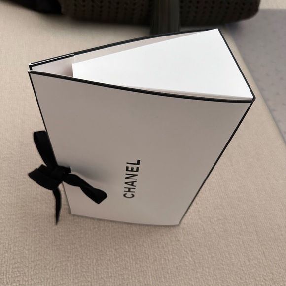 Chanel gift boxes - Picture 2 of 3